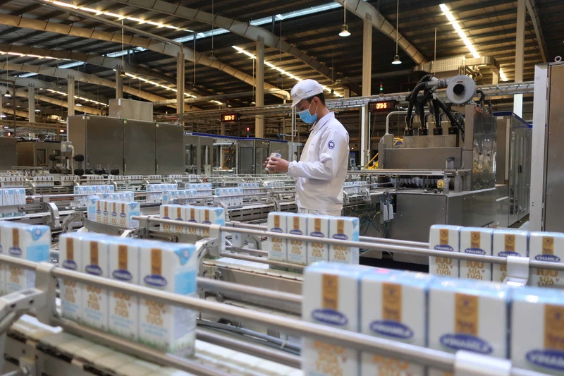 Dây chuyền hiện đại tại Nhà máy sữa Việt Nam, nhà máy sản xuất sữa nước có công suất lớn nhất của Vinamilk hiện nay, lên đến 800 triệu lít/năm. (Ảnh: VNM)