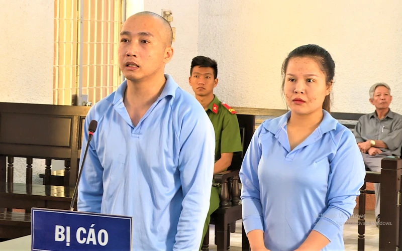 Hai bị cáo Trương Công Tấn và Tống Thị Hồng Hạnh tại phiên tòa.