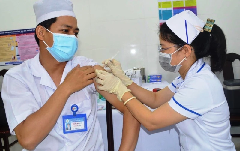 Các nhân viên y tế BVĐK T.Ư Cần Thơ được tiêm ngừa vaccine Covid-19.