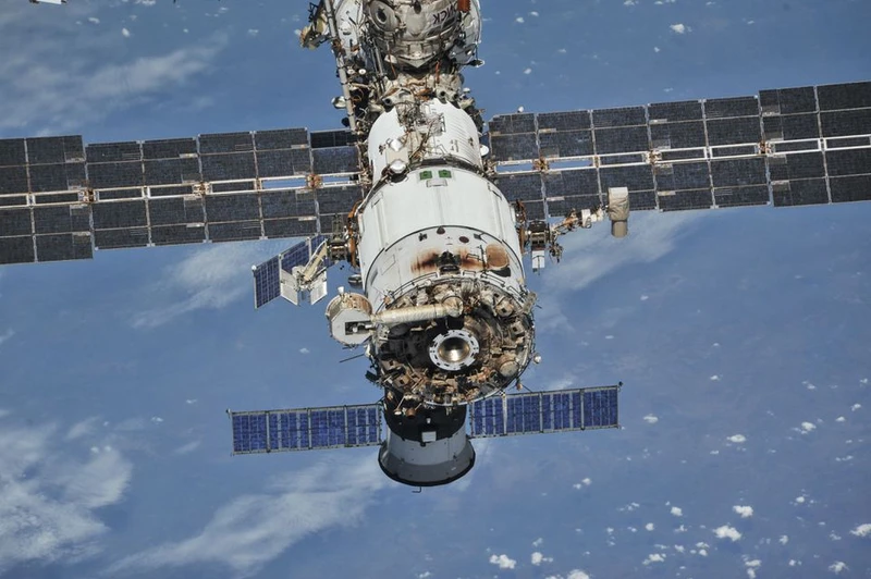 Trạm vũ trụ quốc tế (ISS) được các thành viên phi hành đoàn Expedition 56 chụp ảnh từ tàu vũ trụ Soyuz vào ngày 4-10-2018. Ảnh: NASA / Roscosmos.