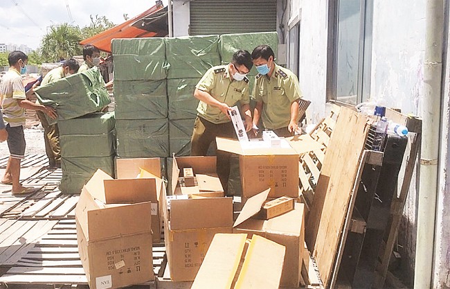 Lực lượng Quản lý thị trường TP Hồ Chí Minh phát hiện kho hàng hóa không rõ nguồn gốc.