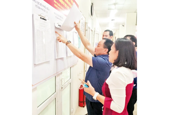 Lãnh đạo quận Hai Bà Trưng kiểm tra công tác niêm yết danh sách cử tri tại phường Bạch Đằng.