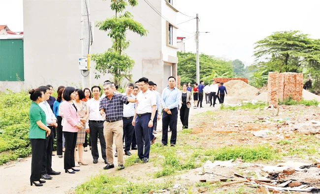 Thường trực HĐND thành phố Hà Nội khảo sát dự án chậm triển khai tại phường Xuân Đỉnh, quận Bắc Từ Liêm.