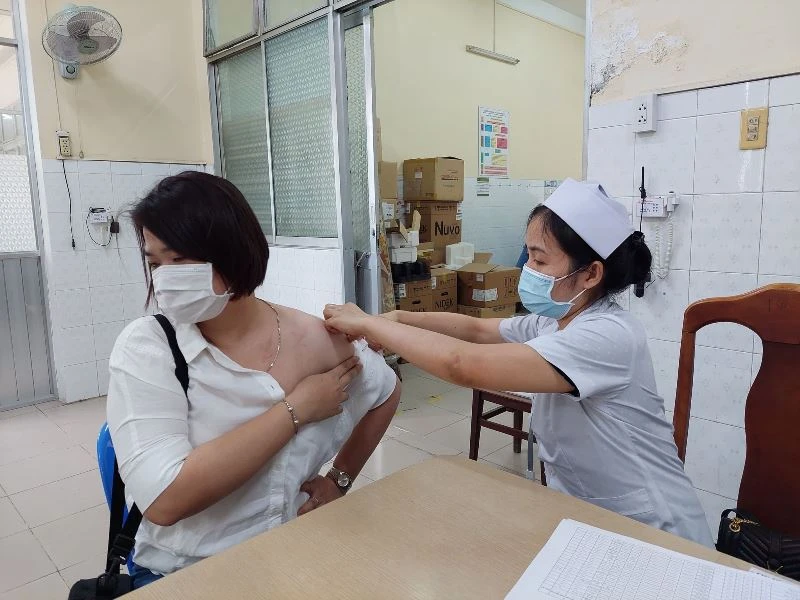 Nhân viên Bệnh viện Phổi Đồng Nai được tiêm vaccine phòng Covid-19 trong ngày 22-4.