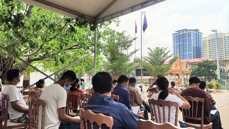 Người dân Phnom Penh đi xét nghiệm Covid-19 trong lúc dịch chưa có dấu hiệu giảm.