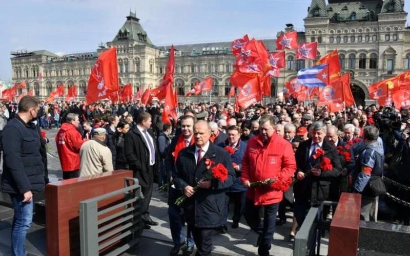 Chủ tịch Đảng Cộng sản LB Nga G. Zyuganov dẫn đầu đoàn đại biểu đặt hoa tại Lăng V. I. Lenin nhân ngày sinh lần thứ 151 của Người. (Ảnh: Web chính thức của Đảng Cộng sản LB Nga)