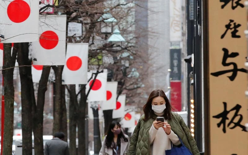 Người dân Nhật Bản tuân thủ quy định đeo khẩu trang. (Ảnh: Getty Images)