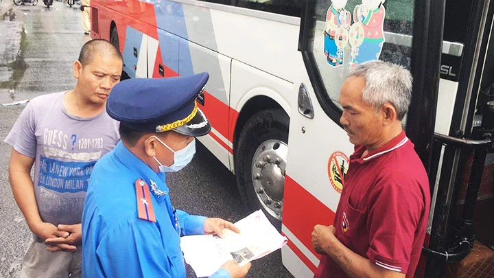 Lực lượng Thanh tra giao thông kiểm tra giấy tờ lái xe. Ảnh: TTGT