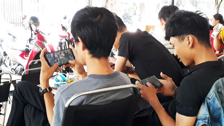 Nhiều thanh, thiếu niên thường tụ tập chơi game trên điện thoại ở quán cà-phê.