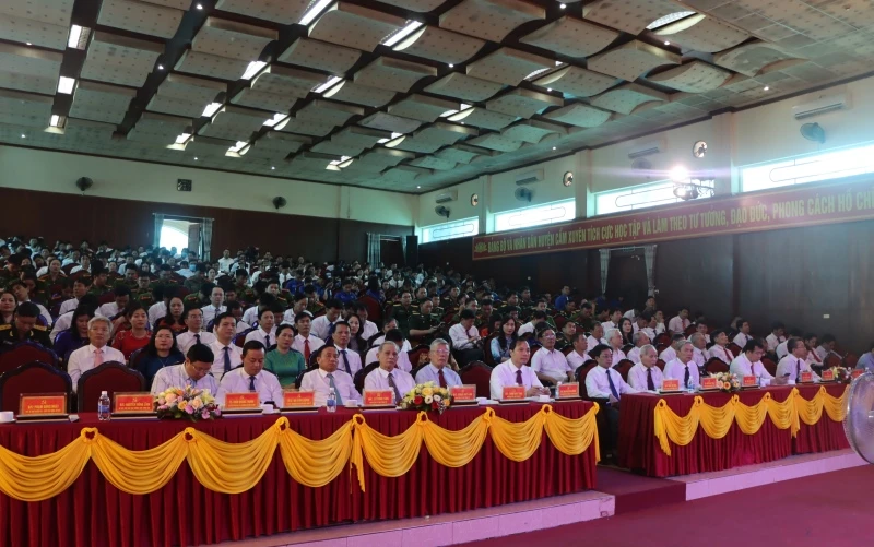 Đông đảo cán bộ, đảng viên và nhân dân trên địa bàn huyện Cẩm Xuyên (Hà Tĩnh) cùng đại diện dòng họ Hà Huy dự lễ kỷ niệm.