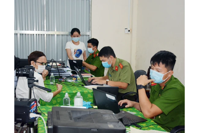 Cán bộ, chiến sĩ Đội Quản lý hành chính về trật tự xã hội, Công an huyện Châu Thành (Kiên Giang) thực hiện các thủ tục cấp căn cước công dân.