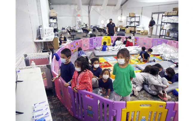 Trẻ em di cư tại một căn cứ quân sự thuộc bang Tếch-dát (Mỹ). Ảnh | AP