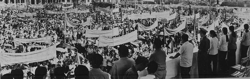 Nhân dân TP Hồ Chí Minh mít-tinh, diễu hành chào mừng Ngày Tổng tuyển cử bầu Quốc hội của nước Việt Nam thống nhất. Ảnh: TTXVN
