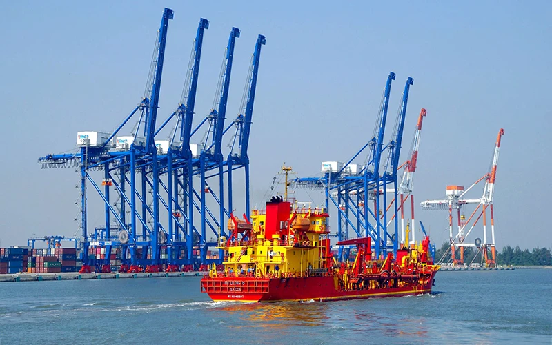 Tình trạng thiếu container rỗng, chi phí vận chuyển tăng cao khiến hàng hóa Việt Nam mất đi lợi thế. Ảnh: Vũ Dũng