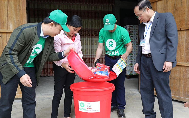 Oxfam cấp phát xô chứa nước 80 lít kèm bộ dụng cụ vệ sinh hộ gia đình. Ảnh: Thông Hải (TTXVN)