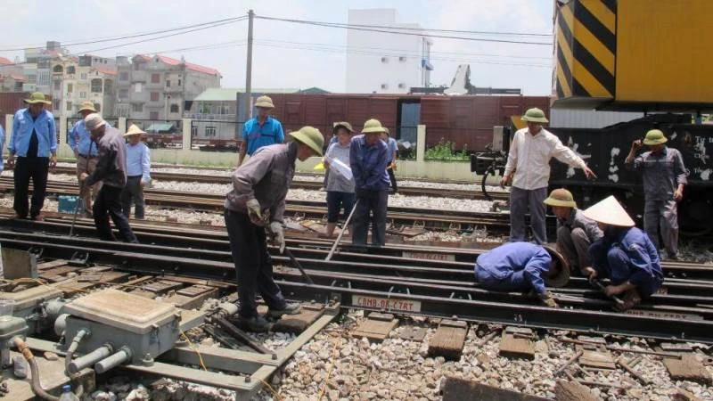Chậm giải ngân vốn bảo trì, cuộc sống của hàng nghìn lao động ngành đường sắt bị ảnh hưởng. (Ảnh: Tổng Công ty Đường sắt Việt Nam cung cấp)