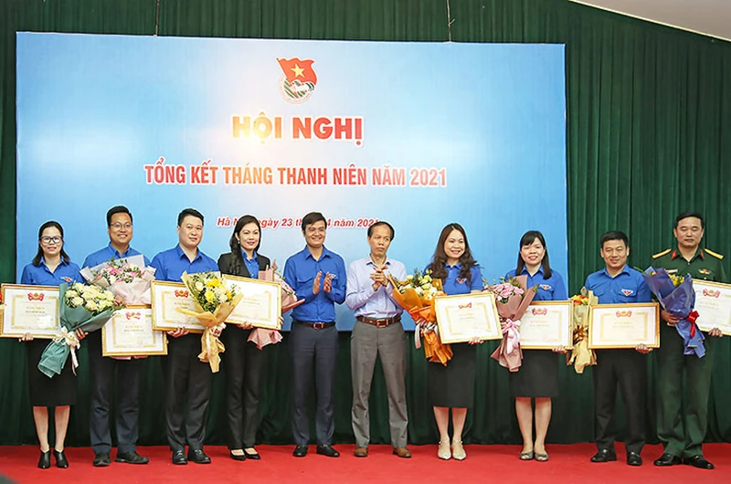 Đồng chí Bùi Quang Huy (thứ sáu từ phải qua trong ảnh) trao Bằng khen tặng các tỉnh, thành đoàn, đoàn trực thuộc T.Ư Đoàn có thành tích xuất sắc trong Tháng Thanh niên năm 2021. 