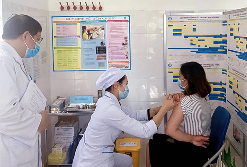 Lãnh đạo CDC Lâm Đồng giám sát việc tổ chức tiêm chủng vaccine phòng Covid-19.