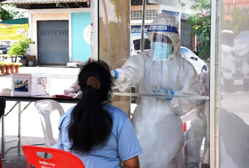 Một nhân viên y tế lấy mẫu xét nghiệm cho người dân ở tỉnh Ayuthaya. (Ảnh: Bưu điện Bangkok)