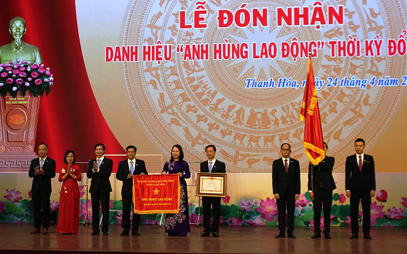 Tập thể Bệnh viện Đa khoa tỉnh Thanh Hóa vinh dự đón nhận danh hiệu Anh hùng Lao động thời kỳ đổi mới.