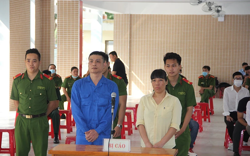Hai bị cáo Đặng Thái Long và Bùi Thị Thủy tại phiên tòa.