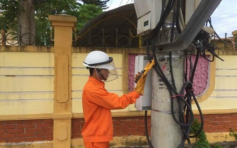 Nhân viên kỹ thuật Công ty Điện lực Quảng Bình kiểm tra lưới điện để phát hiện nạn trộm cắp điện.