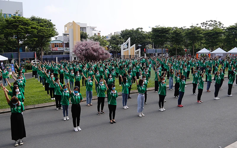 Màn đồng diễn flashmob vũ điệu rửa tay trên nền nhạc Ghen cô Vy của hơn 700 giảng viên, sinh viên.