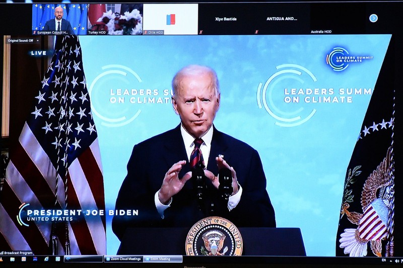 Tổng thống Mỹ Joe Biden được chụp qua màn hình trong phiên họp ngày 22-4 Hội nghị thượng đỉnh trực tuyến về khí hậu toàn cầu. Ảnh: Reuters.