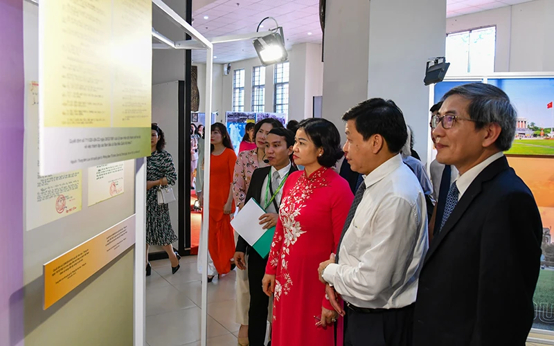 Phó Bí thư Thường trực Thành uỷ Nguyễn Thị Tuyến cùng các đồng chí lãnh đạo thành phố và quận Ba Đình tham quan triển lãm.