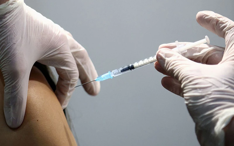 Kết quả một nghiên cứu của các nhà khoa học tại Đại học Oxford (Anh) cho thấy vaccine ngừa Covid-19 làm giảm đáng kể nguy cơ lây nhiễm bệnh. Ảnh: Reuters