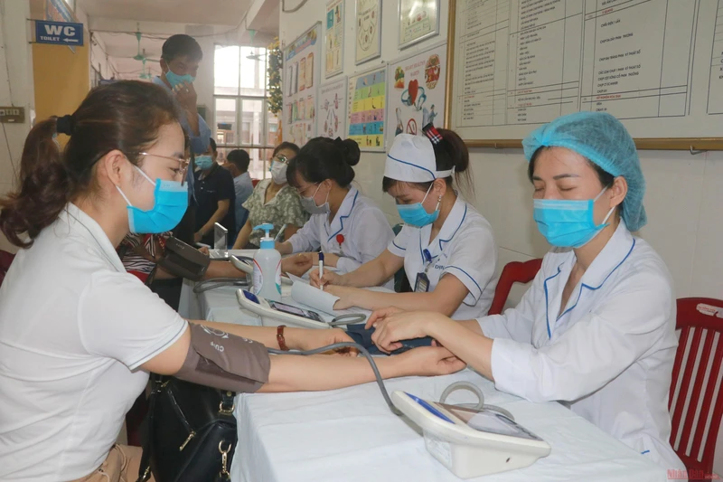 Khoảng gần 50 người đã được tiêm vắc-xin phòng Covid-19 trong ngày đầu tiên triển khai tiêm chủng ở Nam Định. 