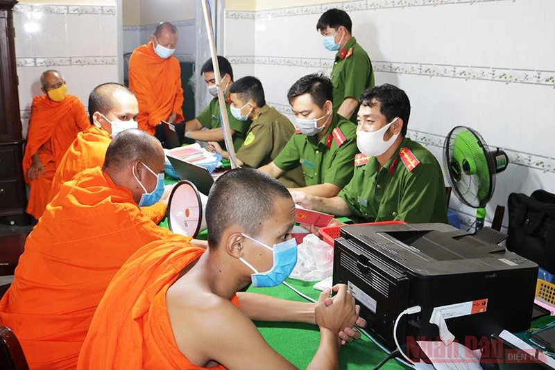 Công an huyện Gò Quao cấp CCCD cho các chư tăng của chùa Thnol Chum Thủy Liễu. 