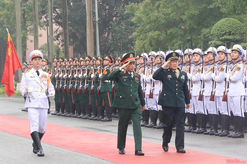 Thượng tướng Phan Văn Giang, Bộ trưởng Quốc phòng cùng Thượng tướng Ngụy Phượng Hòa, Bộ trưởng Quốc phòng Trung Quốc, duyệt đội danh dự. 