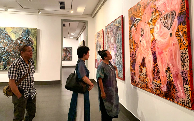 Khách tham quan Triển lãm mỹ thuật "Mo Mường" tại Bảo tàng Mỹ thuật Việt Nam. Ảnh: MỸ HẠNH 