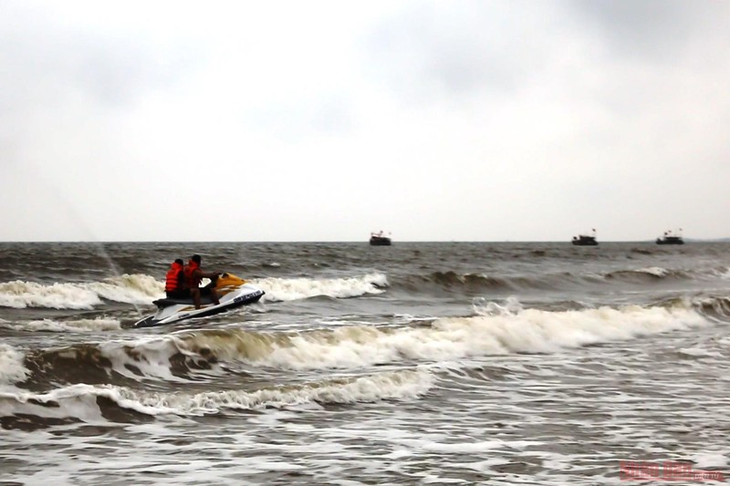 Nhân lực cùng phương tiện được huy động tìm kiếm các nạn nhân bị nước biển cuốn mất tích. 