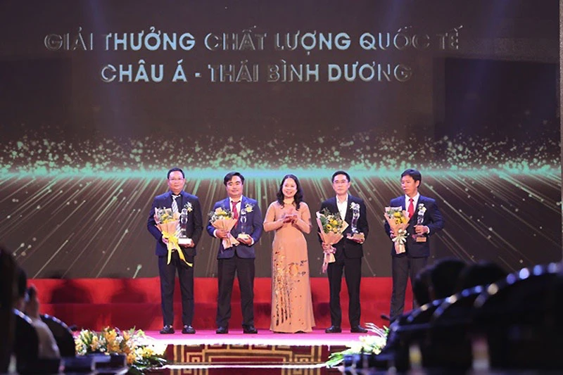 Phó Chủ tịch nước Võ Thị Ánh Xuân trao Giải thưởng Chất lượng quốc tế châu Á-Thái Bình Dương tặng bốn doanh nghiệp.