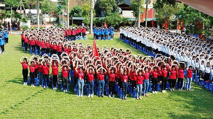 Màn đồng diễn “Tổ quốc gọi tên mình” của học sinh Trường THPT Phương Xá.