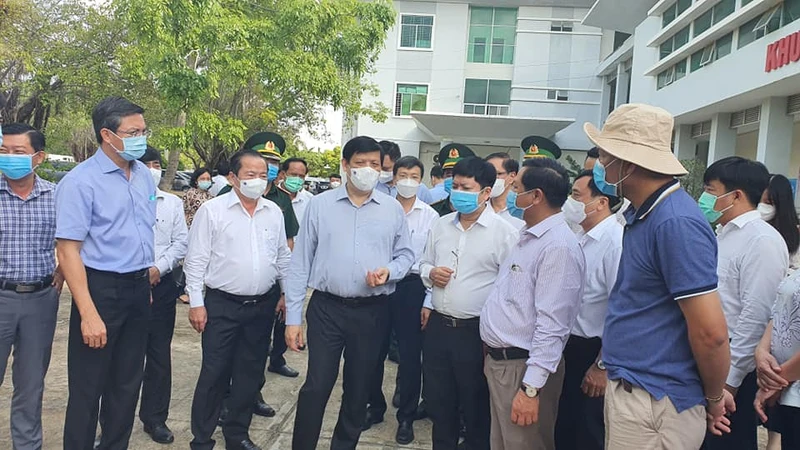 Bộ trưởng Y tế Nguyễn Thanh Long đi kiểm tra công tác phòng, chống dịch tại Kiên Giang. 