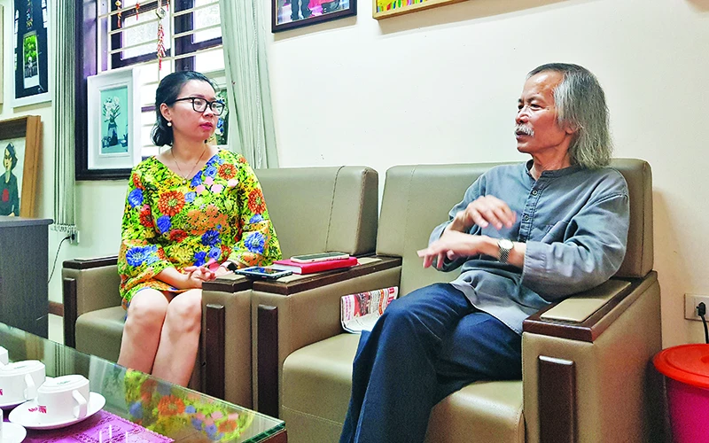 Họa sĩ Lương Xuân Đoàn (phải) trò chuyện với nhà báo Phan Thanh Phong. Ảnh | Mạnh Trường