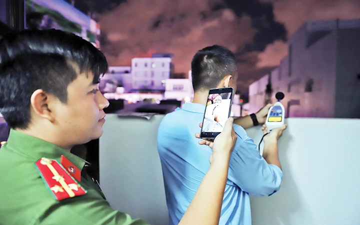 Lực lượng chức năng thành phố Đà Nẵng kiểm tra, đo tiếng ồn.
