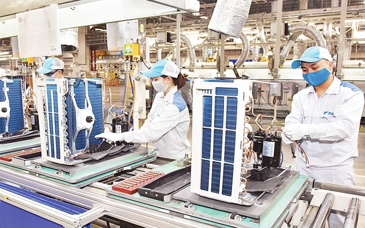 Sản xuất máy điều hòa tại Công ty CP Daikin Việt Nam.