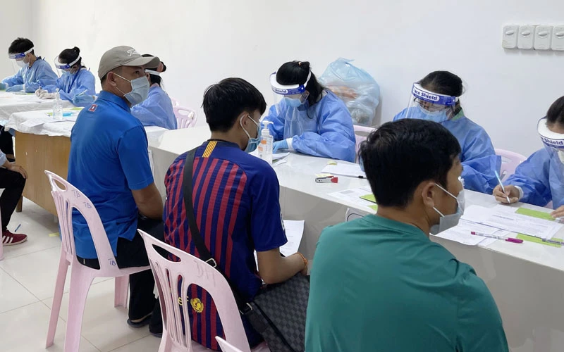 Người dân tại Lào đăng ký tiêm vaccine phòng dịch Covid-19.
