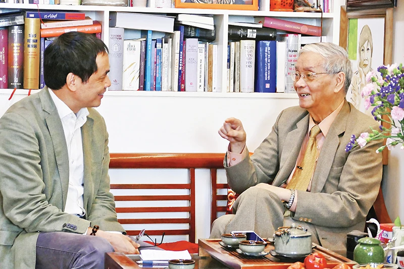 Nhà văn Phan Hồng Giang (phải) trò chuyện với nhà thơ Hữu Việt. Ảnh | Nguyễn Đình Toán