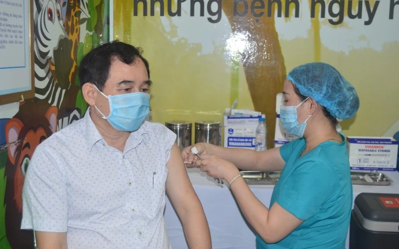 BS Nguyễn Xuân Mến, Giám đốc Sở Y tế tỉnh Quảng Ngãi là trường hợp tiêm phòng Covid-19 đầu tiên ở Quảng Ngãi.