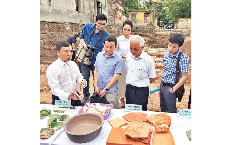 Các nhà khoa học thảo luận về những hiện vật khảo cổ tại Hoàng thành Thăng Long.