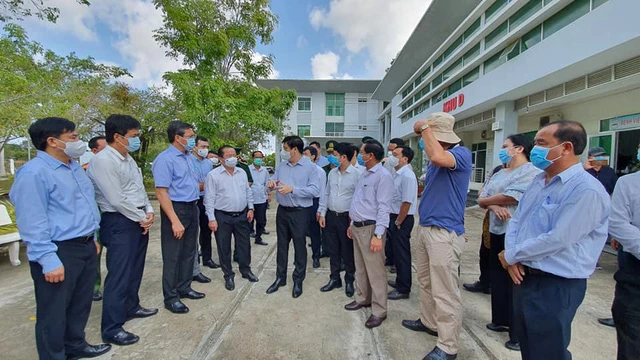 Đoàn công tác do Bộ trưởng Y tế Nguyễn Thanh Long dẫn đầu thăm và kiểm tra công tác phòng chống dịch tại Bệnh viện Đa khoa Hà Tiên, tỉnh Kiên Giang.