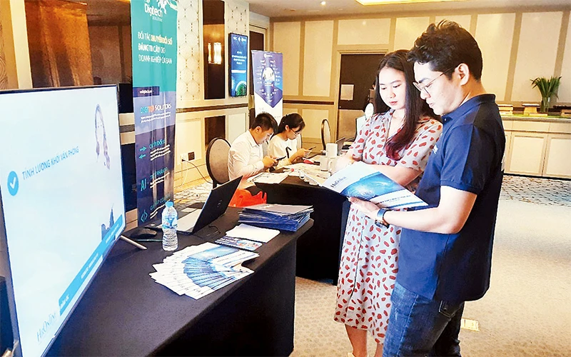 Các đại biểu tìm hiểu về quy trình chuyển đổi số tại Hội thảo “Bứt phá chuyển đổi số - Giải đáp về thị trường và pháp lý” vừa được tổ chức tại TP Hồ Chí Minh.