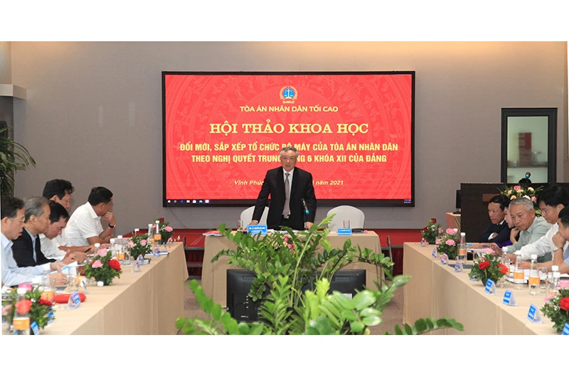 Đồng chí Nguyễn Hòa Bình, Ủy viên Bộ Chính trị, Bí thư T.Ư Đảng, Chánh án Tòa án nhân dân tối cao phát biểu ý kiến tại hội nghị.