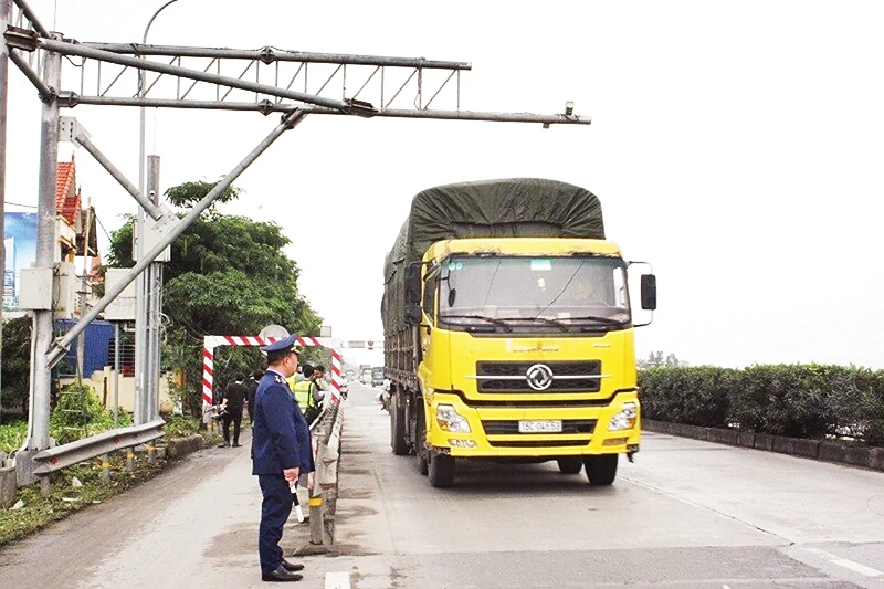 Trạm cân kiểm tra tải trọng xe trên quốc lộ 5 góp phần kéo giảm số lượng lớn xe vi phạm tải trọng. Ảnh | Nam Khánh