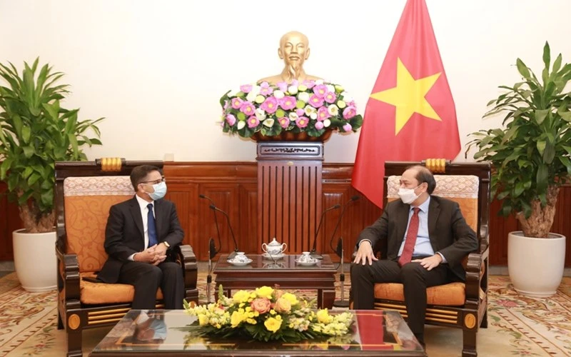 Thứ trưởng Ngoại giao Nguyễn Quốc Dũng tiếp Đại sứ Ấn Độ tại Việt Nam. (Ảnh: Bộ Ngoại giao)